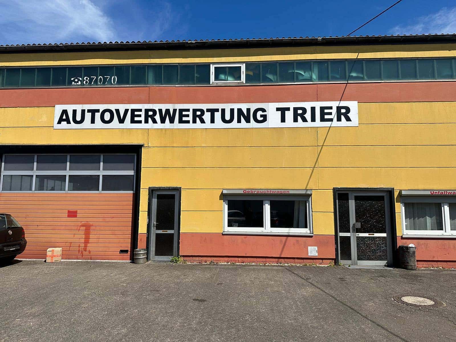 Gebäudefassade der Autoverwertung Trier mit Gebrauchtwagen- und Unfallwagen-Ankauf – Fahrzeugankauf in Luxemburg und Trier